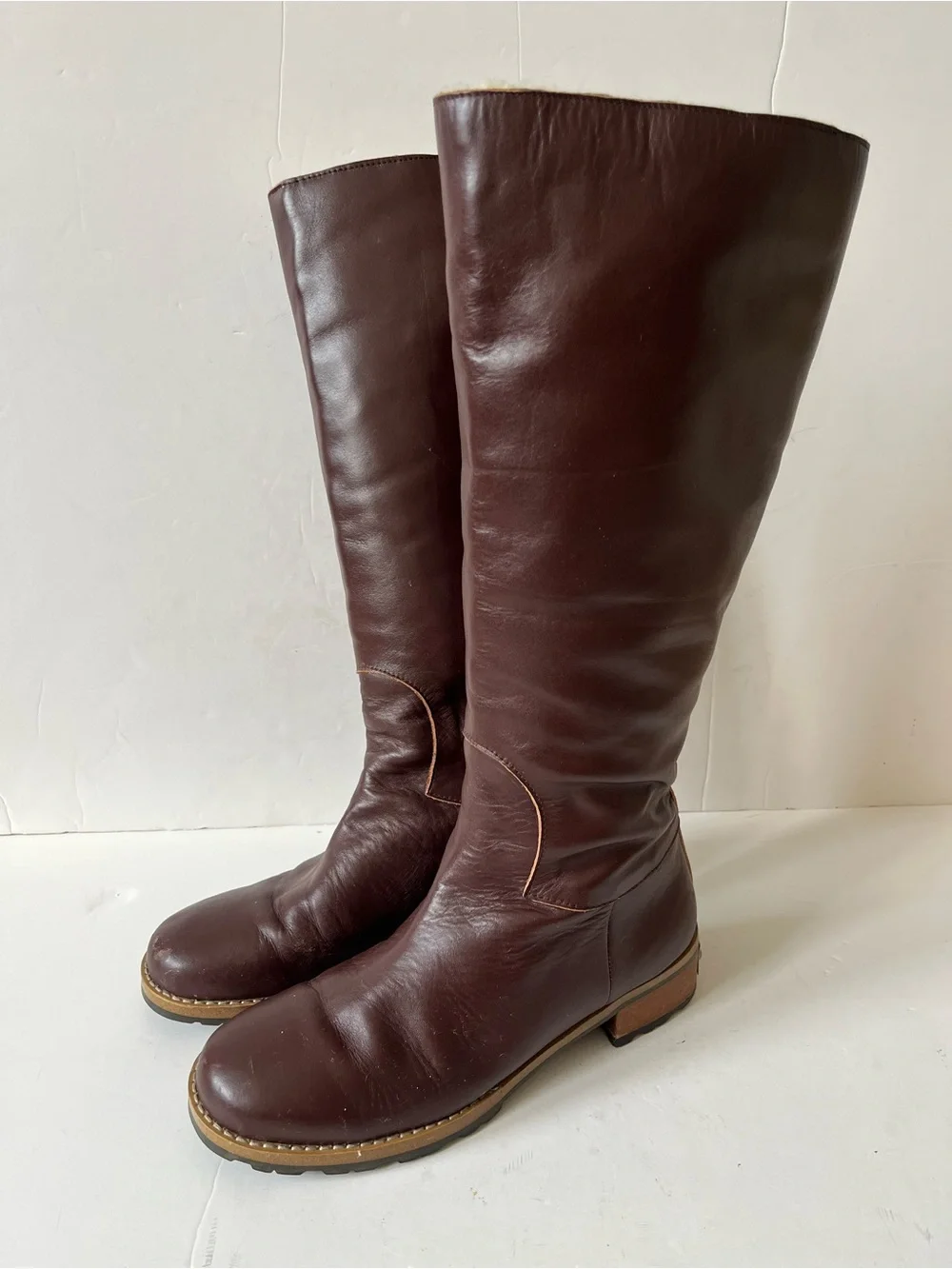 Ugg Classic Tall Brown Leather sheepskin lined shearling winter Boots size 6